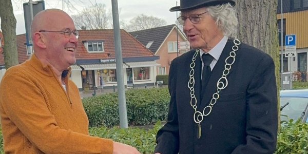 Foto: Rotaryclub Hattem Heerde biedt luisterbankje aan