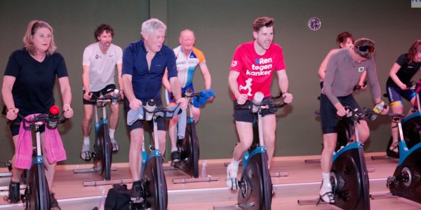 Foto: Erik van den Bosch houdt spinningactie voor KWF