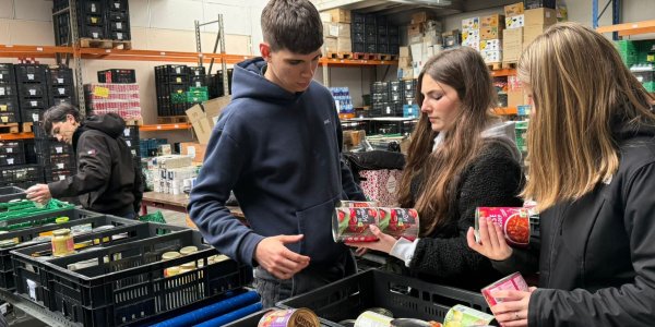 Foto: Internationale Rotary-studenten helpen Voedselbank Vaassen Epe Heerde en omgeving