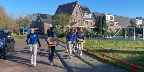 Foto: SEH met jeugdleden langs de deuren voor koekactie