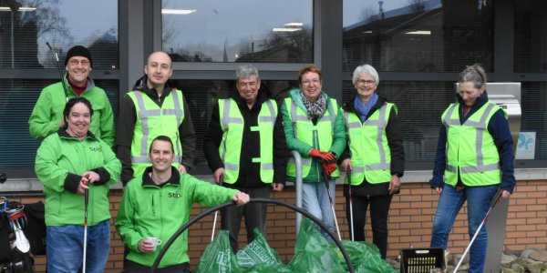 Foto: Verbindingszoekers rapen afval