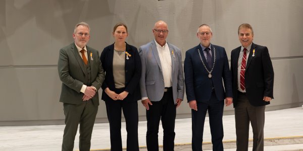 Foto: Bij afscheid ‘oude’ gemeenteraad vier koninklijke onderscheidingen voor vertrekkende raadsleden