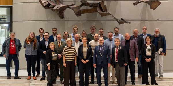 Foto: Bij afscheid ‘oude’ gemeenteraad vier koninklijke onderscheidingen voor vertrekkende raadsleden